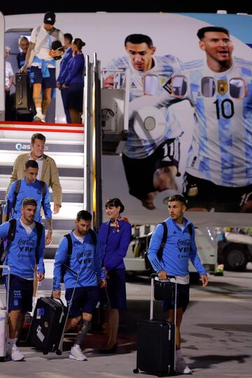 Argentina's forward Lionel Messi (C), Argentina's midfielder Leandro Paredes (R) and teammates arrive at the Hamad International Airport in Doha on November 17, 2022, ahead of the Qatar 2022 World Cup football tournament. (Photo by Odd ANDERSEN / AFP)