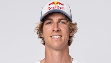 La cara de Fabio Wibmer con gorra Red Bull.