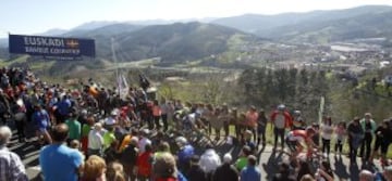 El pelotón corona el Alto de La Antigua, hoy en la localidad guipuzcoana de Zumarraga, durante la tercera etapa de la 55 edición de la Vuelta al País Vasco