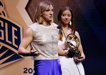 Ledecky y Kate Douglass, recibiendo los Golden Goggle Awards a mejores nadadoras del año, el pasado domingo.