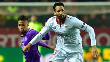 Adil Rami disputa un bal&oacute;n con Mariano durante un partido entre Sevilla y Real Madrid de Copa del Rey. 