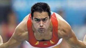 <b>FUERZA. </b>El madrileño Rafa Martínez en su ejercicio de anillas que hizo las delicias de un público entregado a la causa.