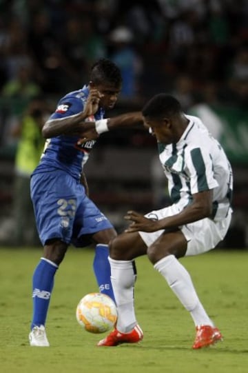 MED702. MEDELLÍN (COLOMBIA), 14/05/2015.- El jugador de Atlético Nacional Oscar Murillo (d) disputa el balón con el jugador de Emelec Miller Bolaños (i) hoy, jueves 14 de mayo de 2015, durante su partido de la Copa Libertadores en Medellín (Colombia). EFE/LUIS EDUARDO NORIEGA.