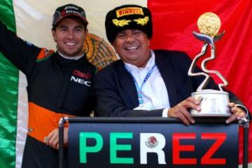 Checo Pérez celebra junto a su padre Antonio Pérez Garibay.