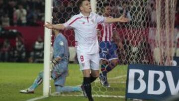 Gameiro, celebrando un gol.