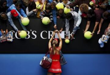 Maria Sharapova se quedó con el duelo ante Eugenie Bouchard para llegar a semifinales del Abierto de Australia el martes.