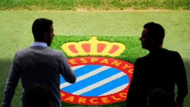 BARCELONA 13/05/2023.- El técnico del FC Barcelona Xavi Hernández (d) y su homólogo en el RCD Espanyol Luis García posan para los medios gráficos en el tradicional encuentro de los técnicos en el escenario del derbi, que enfrentará a ambos equipos el domingo 14 de mayo en el RCDE Stadium de Cornellá de Llobregat.- EFE/Alejandro García