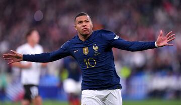 La selección francesa venció 2-0 ante Austria para evitar el descenso a la Liga B de la Nations League. Mbappé abrió el marcador con un golazo y lo celebró 'disparando una fotografía'.