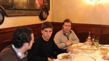 <b>TODO UN PROFESIONAL. </b>Ramón Arcas dialoga con Alfredo Matilla ante la mirada de Roberto González, Paco Rado y Roberto Silva.