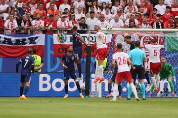 Buksa anota de cabeza el primer gol del partido.