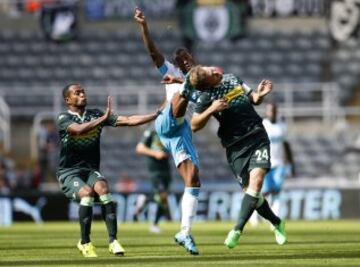 Acción entre Georginio Wijnaldum del Newcastle y Tony Jantschke del Borussia Monchengladbach.