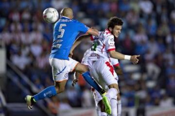 Los balones aéreos fueron la constante en el encuentro.