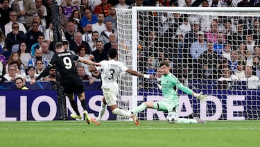 Grandísima parada de Thibaut Courtois en el mano a mano con Dusan Vlahovic.