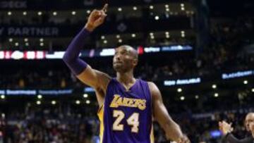 Kobe Bryant saluda a los aficionados del Air Canada Center de Toronto.
