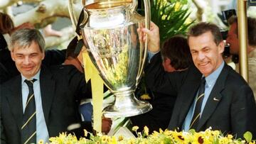 Omar Hitzfield con la Copa de Europa.