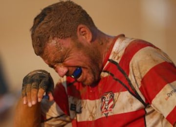 Stephan Bishop, jugador de los RAK Goats, durante el partido ante los Beaver Nomads. Los dos equipos pertenecen a la liga de Rugby de los Emiratos Árabes y disputaron el partido en el desierto. 