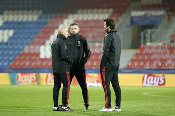 Santiago Solari con Antonio Pintus y José Carlos Parrales.