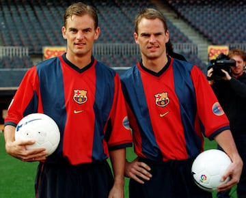 Los hermanos De Boer fueron de los últimos en dejar el Ajax campeón de 1995 y lo hicieron para seguir jugando juntos en la comunidad holandesa (Hesp, Bogarde, Reiziger, Zenden, Cocu y Kluivert) que ya tenía el Barcelona. Aunque ambos jugaron bastante y bien, fue el actual seleccionador holandés el que se marchó más tarde (2003 y no 2001) y con un estatus mayor que el de su hermano.