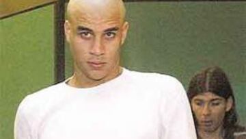 <b>EN MADRID. </b>Carlos Diogo, ayer, en su llegada al aeropuerto de Barajas.