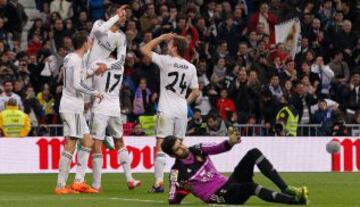 2-0. Jesé celebra el segundo gol con sus compañeros.