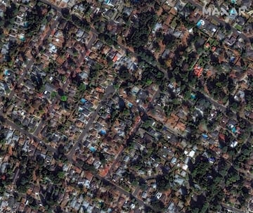 Una imagen satlite muestra las casas antes de los devastadores incendios forestales en Altadena, California, EE. UU.