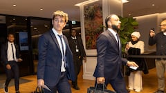 Griezmann y Memphis, inseparables, en la llegada del Atlético ayer al Sheraton San Siro, hotel de concentración rojiblanco en la disputa de la ida de los octavos de esta Champions. El Atlético busca redención en San Siro.