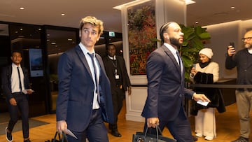 Griezmann y Memphis, inseparables, en la llegada del Atlético ayer al Sheraton San Siro, hotel de concentración rojiblanco en la disputa de la ida de los octavos de esta Champions. El Atlético busca redención en San Siro.