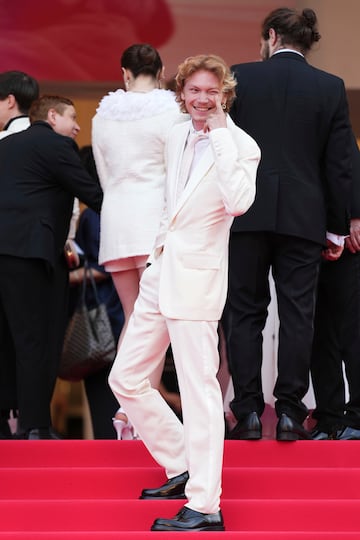 Filip Schnack posa para los fotógrafos durante la alfombra roja de la ceremonia de entrega de premios.