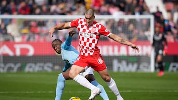 GIRONA, 01/03/2025.- El centrocampista del Celta Ilaix Moriba (izda) intenta impedir el avance de Oriol Romeu del Girona, durante encuentro que disputan en el estadio Montilivi este sábado, correspondiente a la jornada 26 de LaLiga. EFE/ David Borrrat