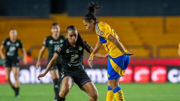AME9425. MONTERREY (MÉXICO), 14/03/2025.- Sandra Mayor (d) de Tigres disputa un balón con Alejandra Santana de Santos este viernes, en un partido de la jornada 12 del Torneo Clausura 2025 de la Liga Femenil MX entre Tigres y Santos en el estadio Universitario en Monterrey (México). EFE/ Miguel Sierra