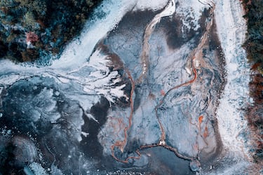 Vista aérea de un lago seco con tierra colorida en el Japón rural.
