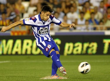 Vistió los colores del Depor la temporada 2012-13. Jugó 36 encuentros y marcó 8 goles.  