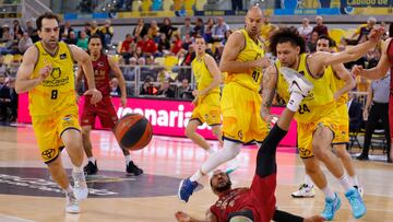 Los jugadores del Gran Canaria Michel Carrera, Oliver Stevic y Vitor Benite, y el jugador del UCAM Murcia Rojas durante el partido de jornada 23 de la Liga Endesa.