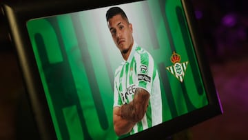 Betis hace oficial el fichaje del Cucho Hernández.