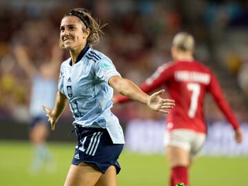 Marta Cardona celebra el 0-1 a Dinamarca.