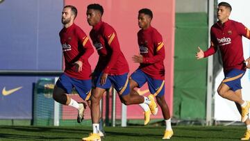 Pjanic, Junior Firpo, Ansu Fati e Iñaki Peña, en una carrera durante el entrenamiento de ayer.
