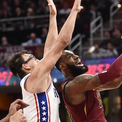 LeBron (30+13+13) doma a los Sixers en los minutos decisivos