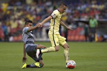 El juego por momentos se trabó en media cancha. 