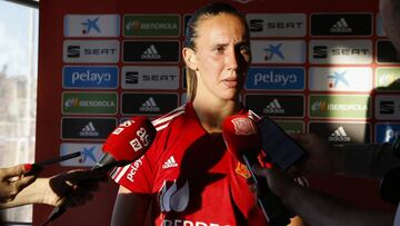 La futbolista Virginia Torrecilla atiende a los medios tras el entrenamiento de la selección española de fútbol femenino.