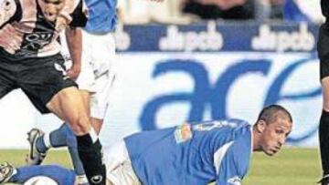 <b>CON LA LENGUA FUERA. </b>Julián busca el esférico bajo la atenta mirada de Luismi: pasado y presente de la cantera del Espanyol.