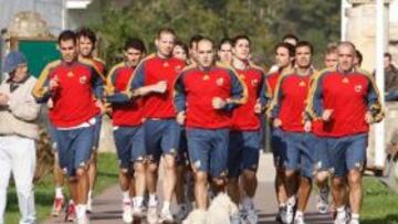 <b>EN PUENTE VIESGO. </b>La Selección, corriendo por las calles.