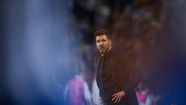 Atletico Madrid's Argentinian coach Diego Simeone reacts during the UEFA Champions League 1st round Group B football match between FC Porto and Club Atletico de Madrid at the Dragao stadium in Porto, on November 1, 2022. (Photo by MIGUEL RIOPA / AFP)