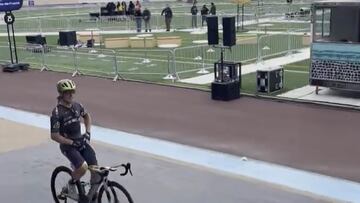 El ciclista australiano del Q36.5 Cyrus Monk llega al velódromo de Roubaix tras terminar la París-Roubaix 2024.