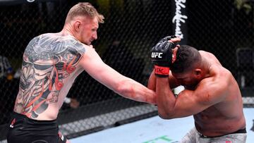 Alexander Volkov golpea a Alistair Overeem en el combate estelar del UFC Las Vegas 18.