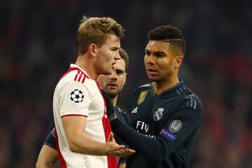 De Ligt and Casemiro exchange words in last night's game.