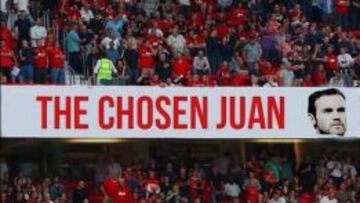 La afición de Old Trafford muestran pancartas a favor de Juan Mata.