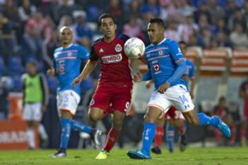 Omar Bravo y Aldo Leao pelean por el balón mientras los observa Fabio Santos.