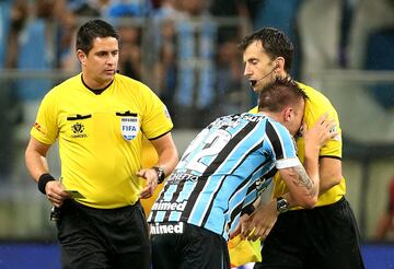 El zaguero brasileño fue expulsado del partido ante River por el árbitro uruguayo Andrés Cunha.