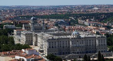 El histórico edificio mide 33 metros de alto con una extensión de 135.000 metros cuadrados y 3.418 habitaciones. 