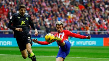 Soccer Football - LaLiga - Atletico Madrid v Almeria - Metropolitano, Madrid, Spain - December 10, 2023 Atletico Madrid's Antoine Griezmann scores their first goal before getting ruled out after a VAR review REUTERS/Susana Vera     TPX IMAGES OF THE DAY
